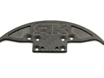 De afbeelding toont een zwarte carbon voorbumper met een gebogen vorm en een ingekerfd logo. Het product heeft meerdere schroefgaten voor montage.