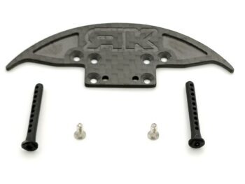 De foto toont een zwarte carbon front bumper met twee zwarte plastic kolommen en twee schroeven. De bumper heeft het logo 'RK' erop.
