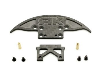 Carbonfiber onderdelen voor een RC-auto, inclusief een gebogen plaat met 'RK'-logo, een kleinere steun en messing afstandhoud
