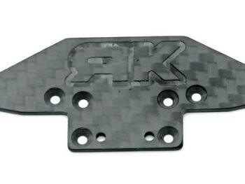 De foto toont een zwarte carbon fiber front bumper. Het product heeft een rechthoekige vorm met afgeronde hoeken en gaten voor bevestiging.