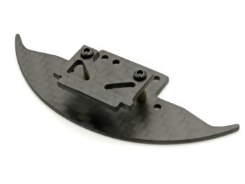 De foto toont een zwart carbon fiber onderdeel met een complexe vorm, vermoedelijk voor een modelauto. Het onderdeel heeft een gebogen vorm met uitsteeksels en bevestigingspunten.