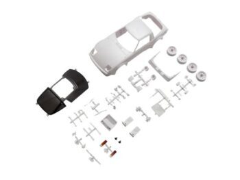 De foto toont een witte auto body set, bestaande uit verschillende onderdelen, waaronder een carrosserie, wielen en andere componenten. Er is ook een zwart dak aanwezig.