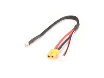 De foto toont een zwarte kabel met gele stekker en rode, zwarte en witte draden. De kabel heeft aan beide uiteinden connectoren.