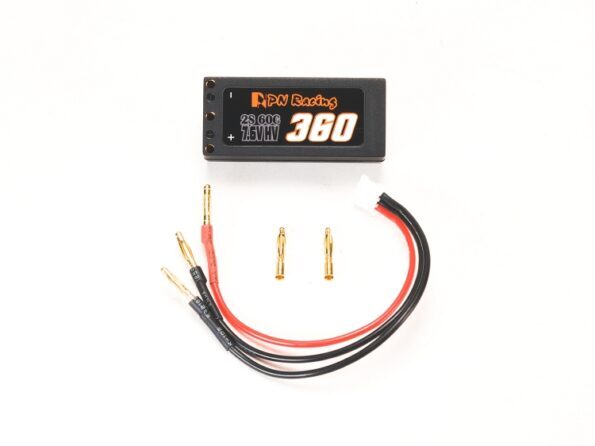 De foto toont een zwarte rechthoekige batterij met oranje en witte details, samen met kabels en connectoren. De batterij heeft het merk PN Racing en specificaties erop.
