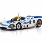witte mazda raceauto met blauwe strepen