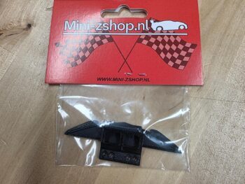De foto toont een zwart 3D-geprint onderdeel, vermoedelijk een body mount, verpakt in een plastic zakje. Boven het zakje ligt een rode kaart met het logo van Mini-zshop.nl.