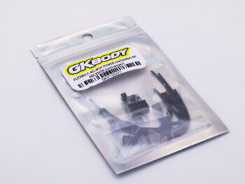 De foto toont een ontvanger verpakt in een transparante plastic zak. De ontvanger heeft zwarte kabels en een label met productinformatie.
