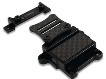De foto toont een zwarte metalen auto-onderdeel met een carbon fiber look. Het onderdeel bestaat uit meerdere delen en heeft schroefgaten.