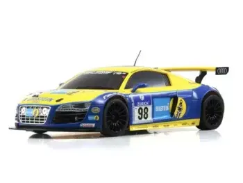 De foto toont een modelauto van een Audi R8 LMS in de kleuren geel en blauw. De auto heeft zwarte wielen en een achtervleugel.