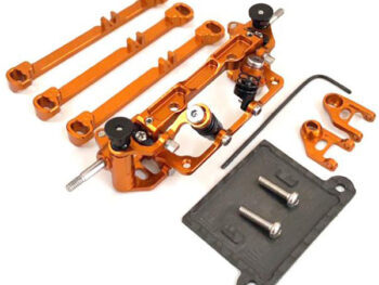 De foto toont een set oranje metalen auto-onderdelen, waaronder stuurstangen en ophangingsonderdelen. Er liggen ook schroeven en een zwarte plaat.