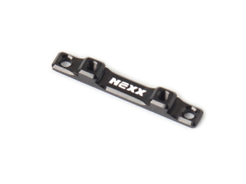 Het product is een zwart metalen onderdeel met het merk 'NEXX' erop. Het heeft een rechthoekige vorm met gaten en uitsparingen.