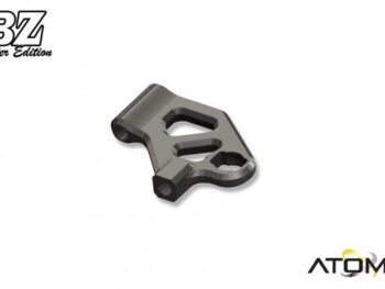 Het product is een metalen onderdeel, waarschijnlijk van een RC-auto, met een grijze, matte afwerking. Het heeft een complexe vorm met uitsparingen en gaten voor bevestiging.