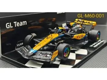 Das Foto zeigt ein Modell eines Formel-1-Rennwagens. Der Wagen hat eine auffällige orange-schwarz-blaue Lackierung mit verschiedenen Sponsorenlogos.