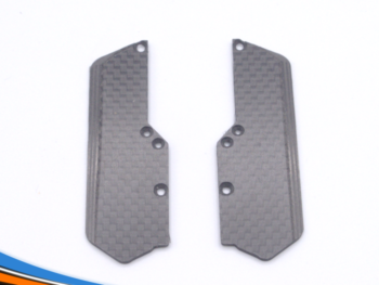 De foto toont twee carbon fiber zijplaten. Ze zijn grijs van kleur en hebben een rechthoekige vorm met afgeschuinde hoeken en gaten.
