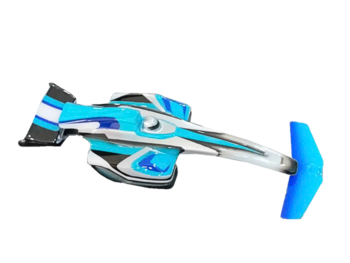 De foto toont een blauw, zwart en wit gekleurde body van een F1 raceauto. De body is gemaakt van plastic en heeft een aerodynamische vorm.