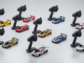 Diverse radiografisch bestuurbare auto's in verschillende kleuren en ontwerpen, elk met een bijbehorende zwarte afstandsbedie