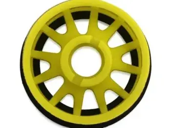Gele velg van een RC auto met een zwarte band, op een witte achtergrond.