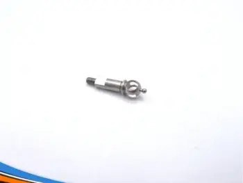 De foto toont een zilverkleurige metalen as met een schroefdraad aan één kant en een kogelgewricht aan de andere kant. Het is een onderdeel voor een modelauto.