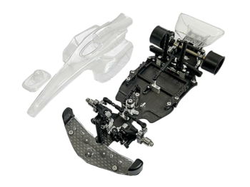 De foto toont een modelauto chassis, samen met een transparante body. Het chassis is zwart en zilverkleurig, met carbon fiber elementen.
