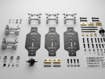 RC auto onderdelen: drie carbon fiber chassisplaten met verschillende offsets, aluminium motorhouders, schroeven, moeren, dif