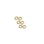 zes messing ringen op witte achtergrond