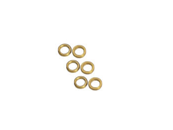 De afbeelding toont een set van zes kleine, gouden ringen. Deze ringen lijken gemaakt te zijn van metaal en hebben een platte, ronde vorm.