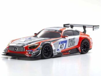 De afbeelding toont een schaalmodel van een Mercedes-AMG GT3 raceauto met het nummer 47. De auto is voornamelijk wit met rode en zwarte accenten en diverse sponsorlogo's.