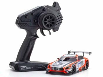 De afbeelding toont een kleine radiografisch bestuurbare auto, een Mercedes AMG GT3, met een bijbehorende controller. De auto is voornamelijk oranje met witte en zwarte accenten en heeft racenummer 47.