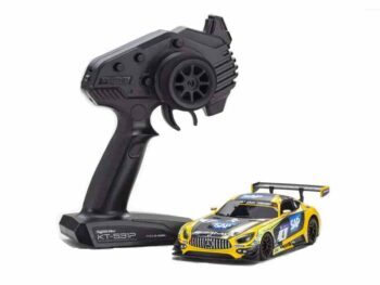 De afbeelding toont een zwarte afstandsbediening naast een gele raceauto met blauwe en zwarte accenten. De auto is een Mercedes AMG GT3 met sponsorlogo's.