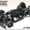 Das Bild zeigt ein schwarzes RC-Car-Chassis mit einem Batteriefach und verschiedenen mechanischen Teilen. Es ist ein Logo mit der Aufschrift „MRX ULTRA“ zu sehen.