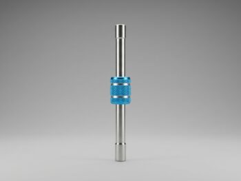 De afbeelding toont een dopsleutel met een metalen schacht en een geribbelde blauwe grip in het midden. Het gereedschap heeft een compact en functioneel ontwerp.