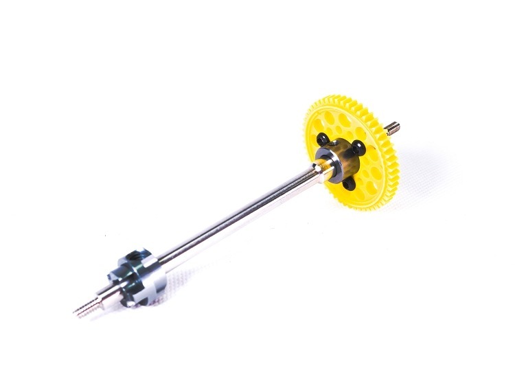 De afbeelding toont een RC-autoonderdeel met een metalen as en een gele tandwiel aan het uiteinde. Er is ook een metalen onderdeel aan de andere kant van de as.