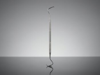 De afbeelding toont een zilverkleurig precisie-instrument, een dental hook, met een geribbeld handvat voor grip. Het gereedschap heeft twee gebogen uiteinden, ontworpen voor nauwkeurig werk.