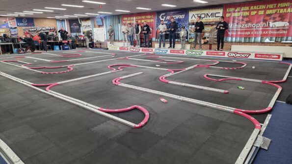Mini-Z racebaan met deelnemers