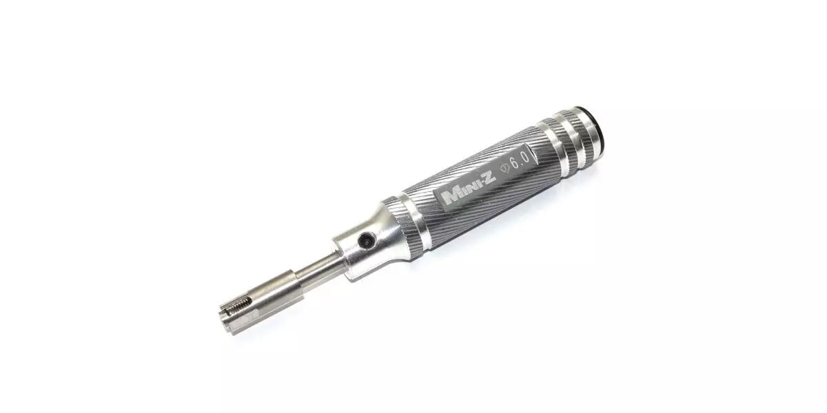 Het product is een zilverkleurig gereedschap met een geribbelde handgreep. Er staat 'Mini-Z 6.0' op de handgreep.
