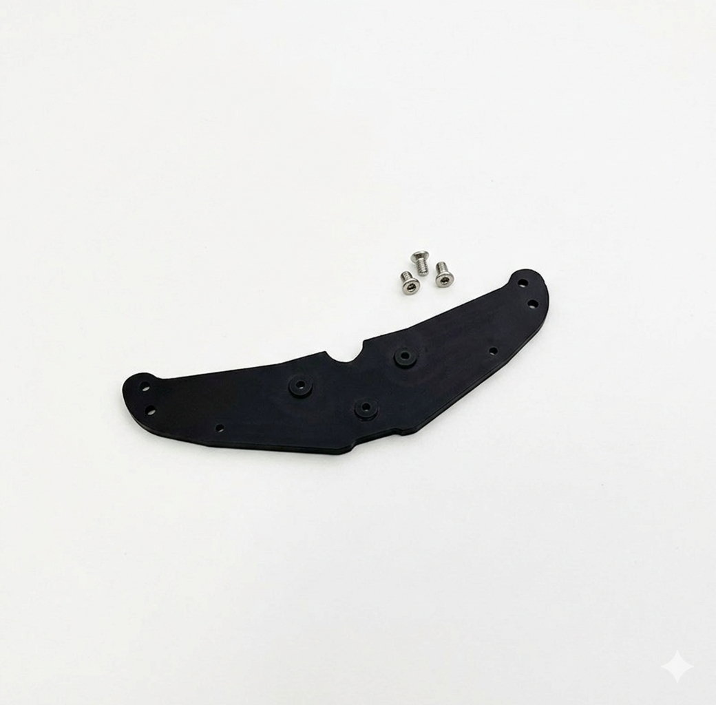 De afbeelding toont een zwarte plastic bumper met een gebogen vorm en verschillende montagegaten. Er liggen ook drie kleine schroefjes naast de bumper.