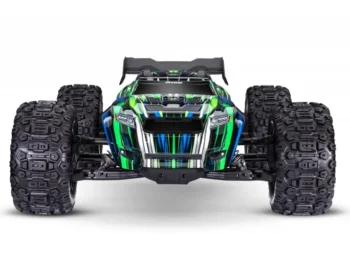Vooraanzicht van een groene en blauwe Traxxas monster truck met grote off-road banden en een spoiler.