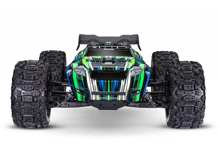 groene blauwe traxxas monster truck Vooraanzicht van een groene en blauwe Traxxas monster truck met grote off-road banden en een spoiler.