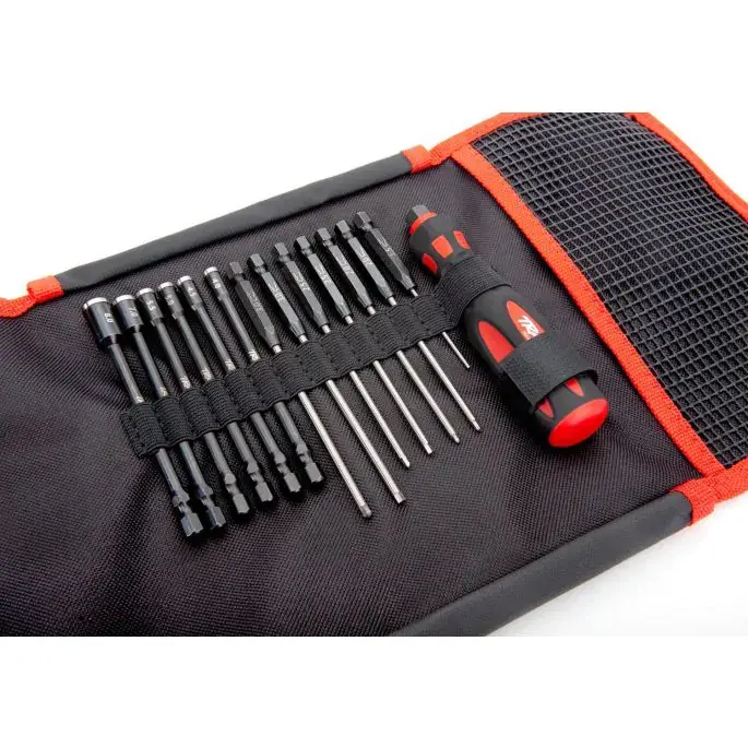 set schroevendraaiers met bits in etui Zwarte stoffen etui met rode randen, waarin een set schroevendraaiers en diverse bits georganiseerd liggen.