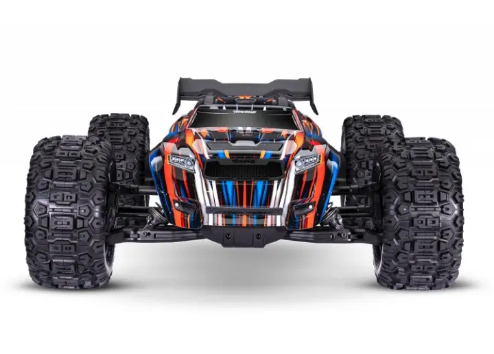 traxxas monster truck met geometrisch design Traxxas monster truck met een opvallend geometrisch design in oranje, blauw en zwart, met grote off-road banden en een spoile