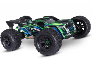 Traxxas Sled RC monster truck met groene, blauwe en witte strepen op een witte achtergrond.