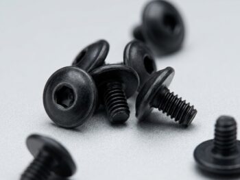 Close-up van GKBODY M2 x 3mm RVS Schroeven met Sluitring - 20 stuks, zwarte schroeven met zeskantkop en draad zichtbaar op ee