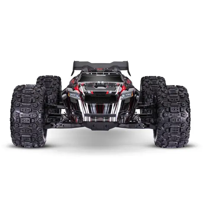 zwarte traxxas monster truck met rode accenten Zwarte Traxxas monster truck met rode accenten en grote off-road banden, frontaal gefotografeerd.