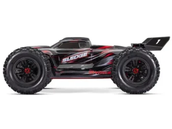 Zwarte Traxxas Sledge RC-auto met rode vlammenpatronen, grote off-road banden en een spoiler met nummer 1.
