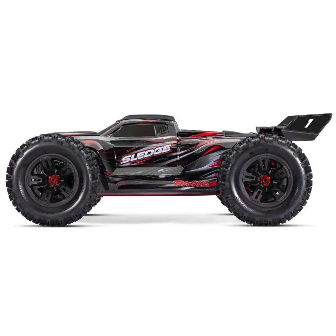 zwarte traxxas sledge rc auto met rode accenten Zwarte Traxxas Sledge RC-auto met rode vlammenpatronen, grote off-road banden en een spoiler met nummer 1.