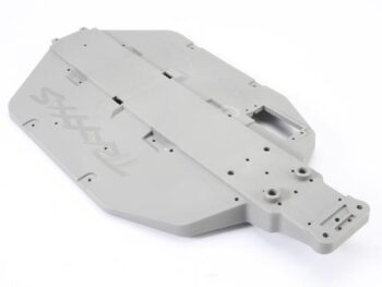 Traxxas TRX5822 Chassis, Slash, TRX5822 - een lichtgrijs kunststof chassis voor een RC auto, met diverse montagegaten en een ingeperst "TRAXXAS" logo. Het heeft een langwerpige, onregelmatige vorm