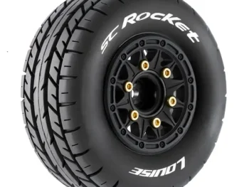 Zwarte RC autoband met sportief profiel en zwarte velg, merk Louise SC Rocket, op witte achtergrond.