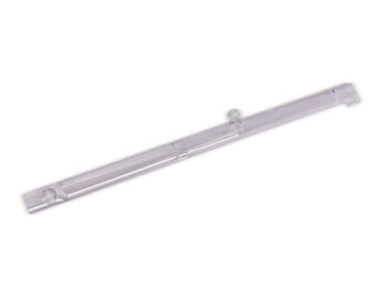 Lange, transparante plastic lichtbalk met montagepunten op een witte achtergrond.