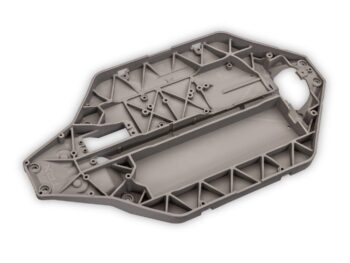 Grijs kunststof chassis voor een Traxxas Slash RC-auto met een laag zwaartepunt ontwerp.