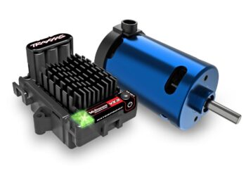 Traxxas Velineon VXL-3s brushless motor en waterdichte ESC met koellichaam op een witte achtergrond.